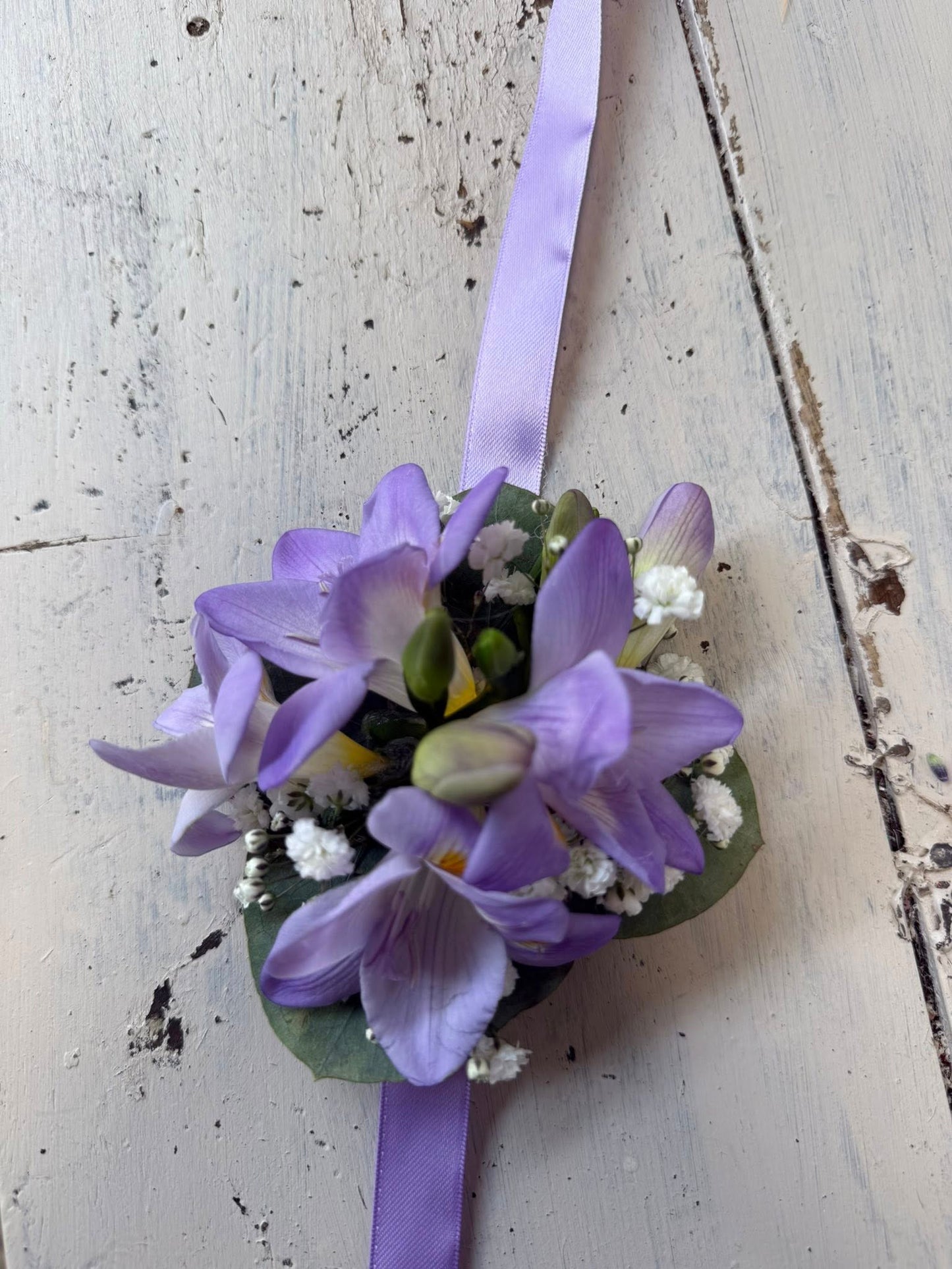 Bracciale floreale con fiori freschi o stabilizzati, vista frontale, perfetto per matrimoni e feste a tema.