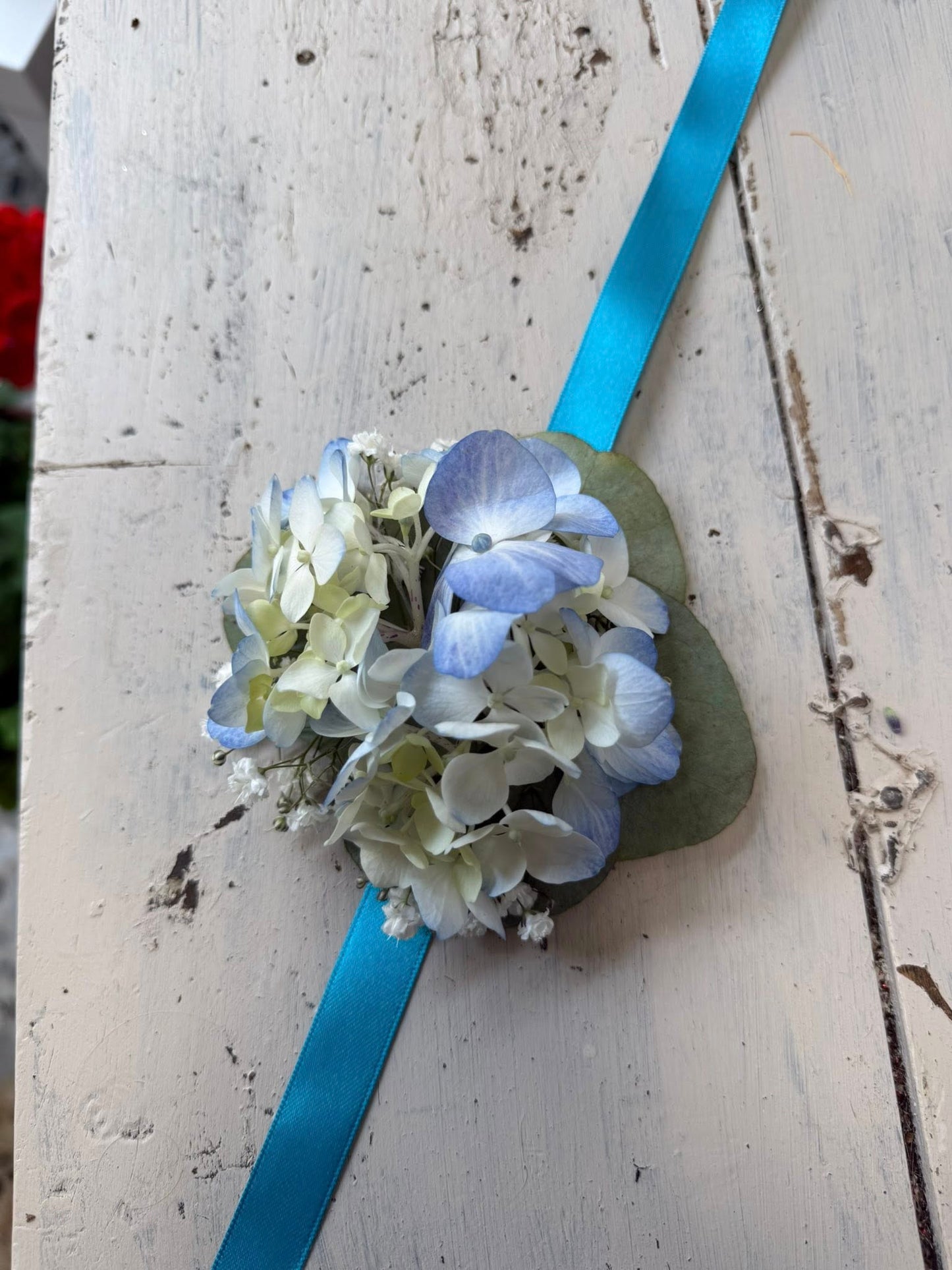 Bracciale floreale elegante e personalizzabile nei colori e fiori, ideale per damigelle o feste a tema.