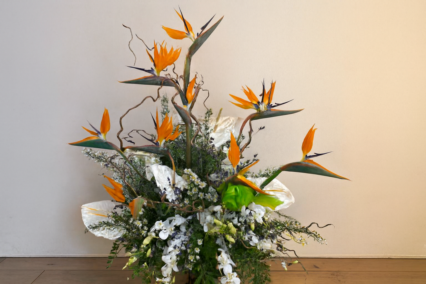 Composizione floreale grande con strelitzie, anthurium bianchi, dendrobium e rami decorativi