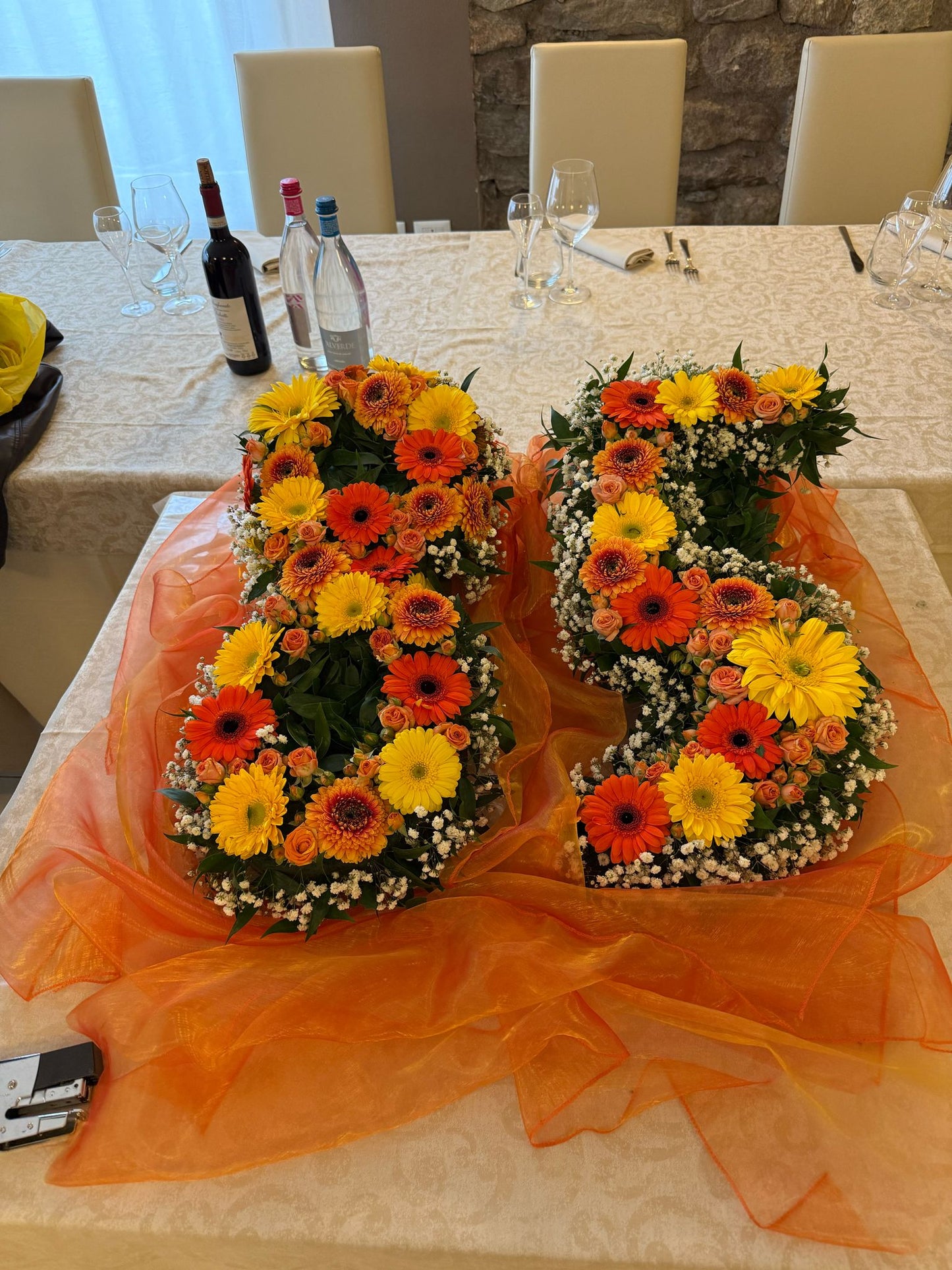 Numeri decorativi realizzati a mano con fiori freschi di stagione, colori personalizzabili, ideali per compleanni e anniversari.