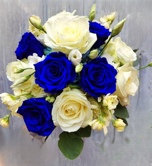 Bouquet elegante con rose bianche, rose blu e lisianthus freschi, ideale per occasioni speciali e romantiche, con fiori di prima scelta.