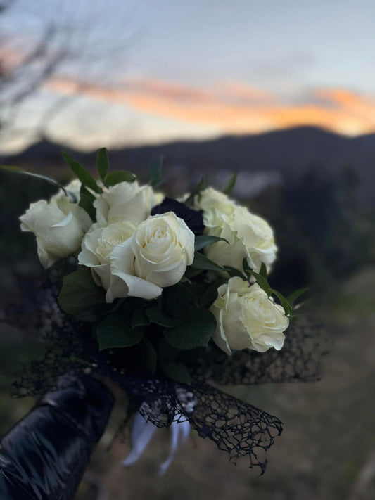 Bouquet elegante di rose bianche e nere con decorazione nera, realizzato a mano per occasioni speciali, anniversari ed eventi raffinati