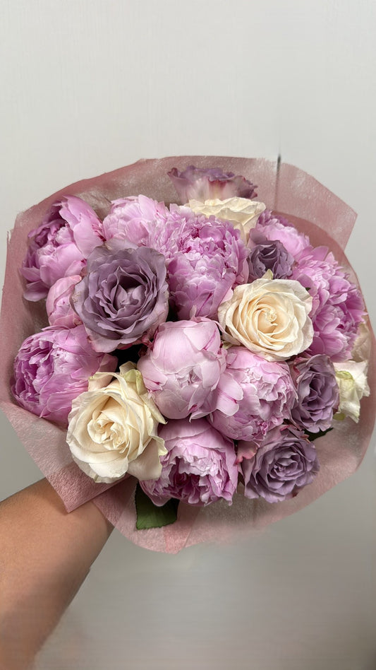 Bouquet Giorgia con peonie dai colori misti e rose pregiate, confezione elegante in misura grande.