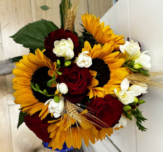 Bouquet con protagonisti i girasoli, fiori freschi li accompagnano. Perfetto per regali di compleanno, anniversari o per abbellire la casa.