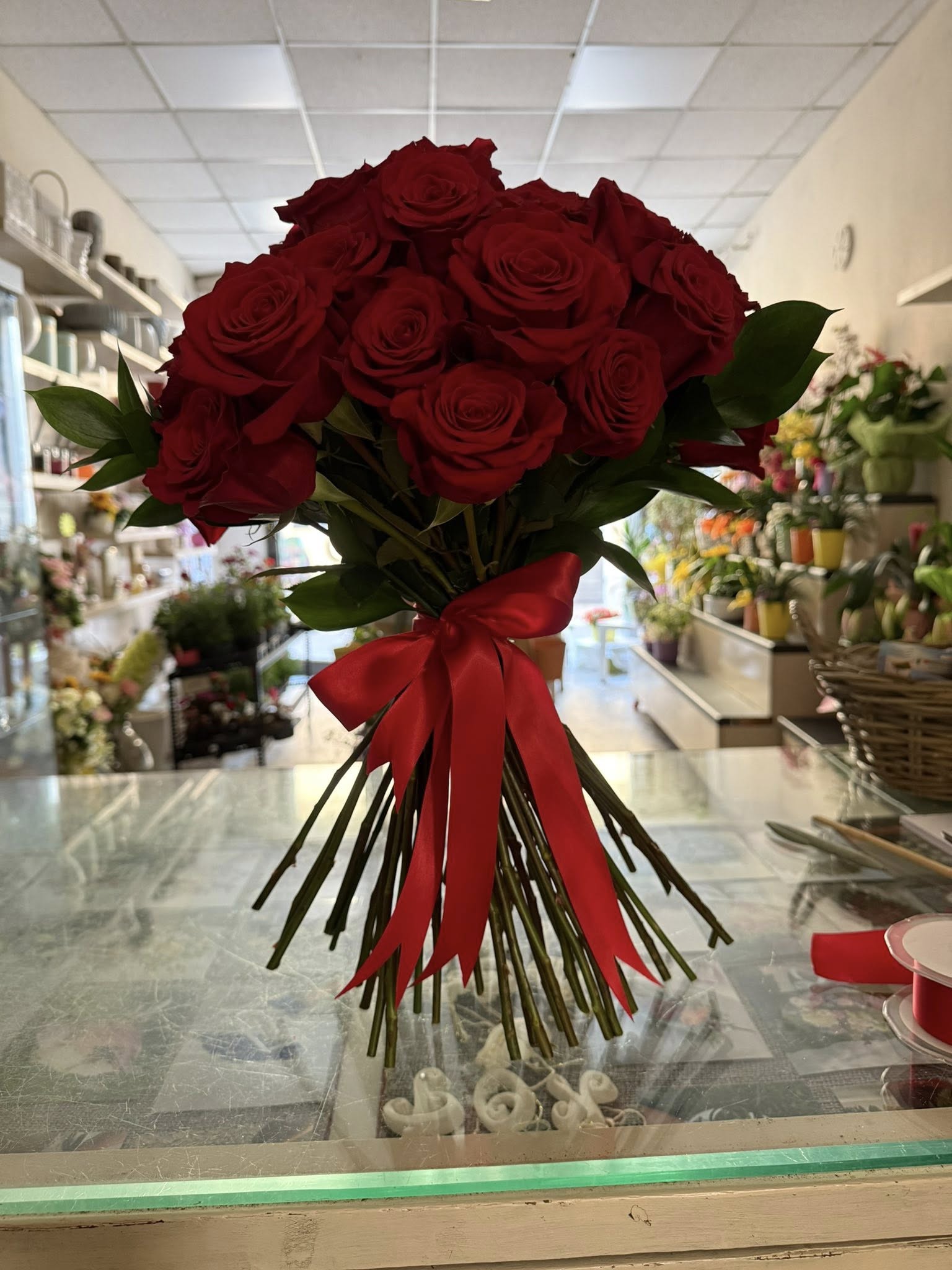 Bouquet di rose rosse fresche di prima scelta, senza incarto, elegante e romantico, perfetto per anniversari, dichiarazioni d’amore e occasioni speciali.
