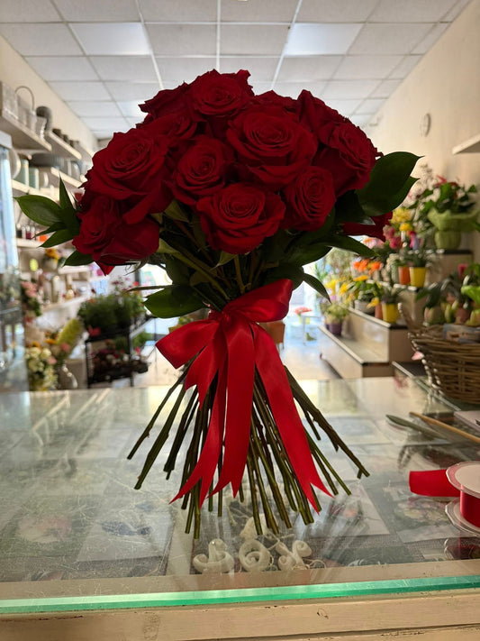 Bouquet di rose rosse fresche di prima scelta, senza incarto, elegante e romantico, perfetto per anniversari, dichiarazioni d’amore e occasioni speciali.