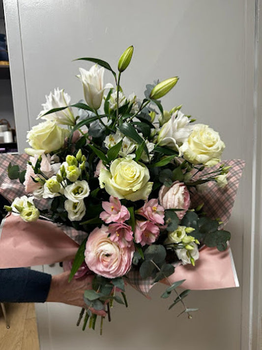 Bouquet grande con gigli, rose e lisianthus nei toni bianco e rosa cipria, ideale per matrimoni, anniversari o occasioni romantiche.