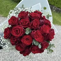 Bouquet di rose rosse e gypsophila con incarto scenografico. Personalizzabile nel numero e colore delle rose. Elegante e ideale per occasioni speciali.
