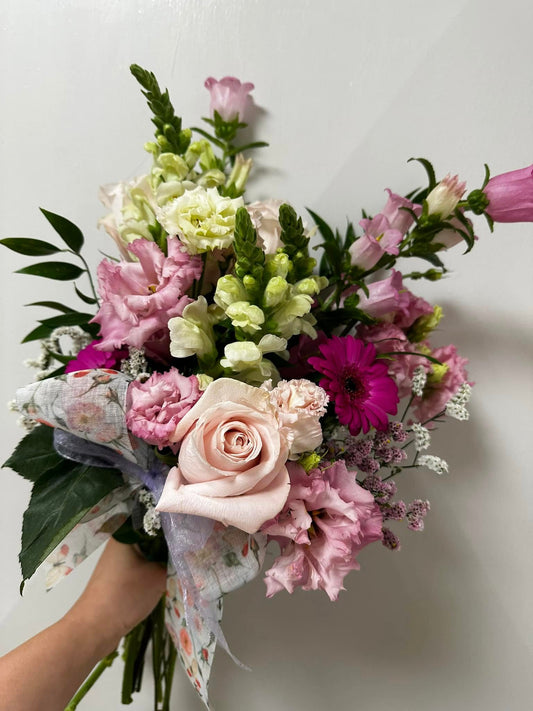Bouquet medio con fiori freschi di stagione, vari colori, senza incarto, rifinito con nastro di raso, ideale per donare allegria.