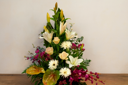 Composizione floreale funebre con fiori misti freschi di stagione, con possibilità di aggiungere nastro personalizzato e biglietto con dedica.