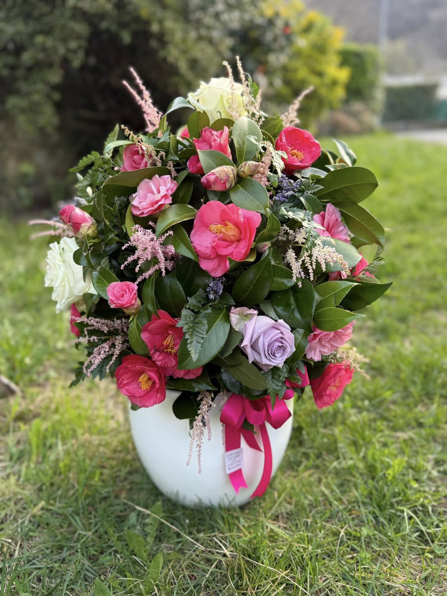 Composizione floreale in vaso con fiori freschi di stagione, perfetta come centrotavola per eventi o come regalo elegante e personalizzabile.