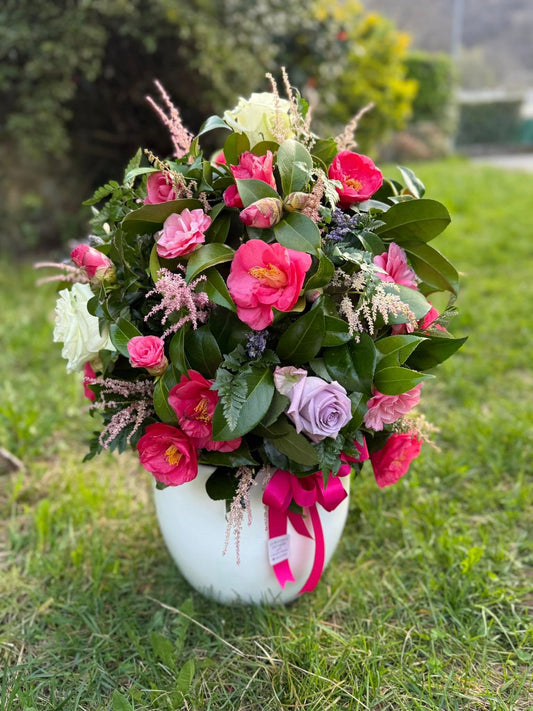 Composizione floreale in vaso con fiori freschi di stagione, perfetta come centrotavola per eventi o come regalo elegante e personalizzabile.