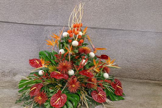 Composizione floreale autunnale con Anthurium, Strelitzie e fiori abbinati, altezza 80 cm, larghezza 65 cm.