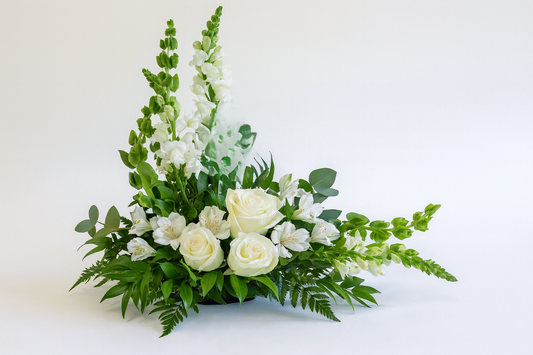 Composizione di fiori bianchi freschi di stagione, misura grande, elegante e raffinata, ideale per cerimonie, eventi e omaggi funebri.