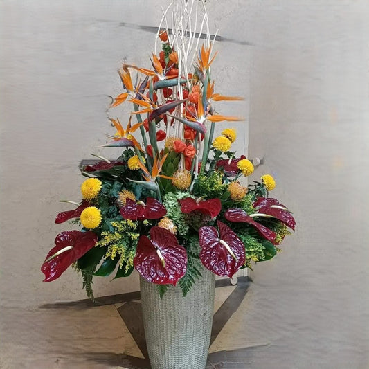 Composizione funeraria di prestigio con fiori personalizzabili tra anthurium, crisantemi, strelitzie e altri. Realizzata su misura per cappelle di famiglia.