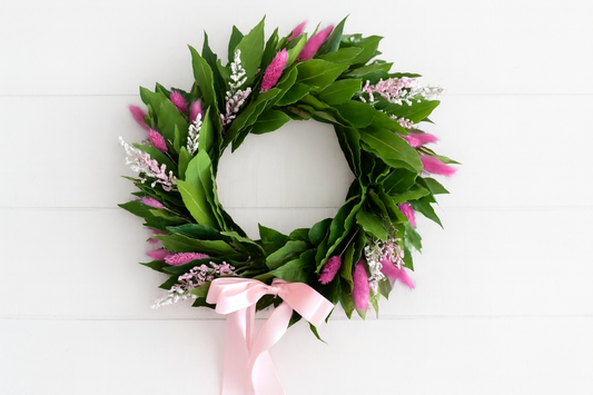 Coroncina di laurea rosa con fiori freschi o secchi e fiocco rosa, elegante e personalizzabile per circonferenza della testa, perfetta per festeggiare la laurea.