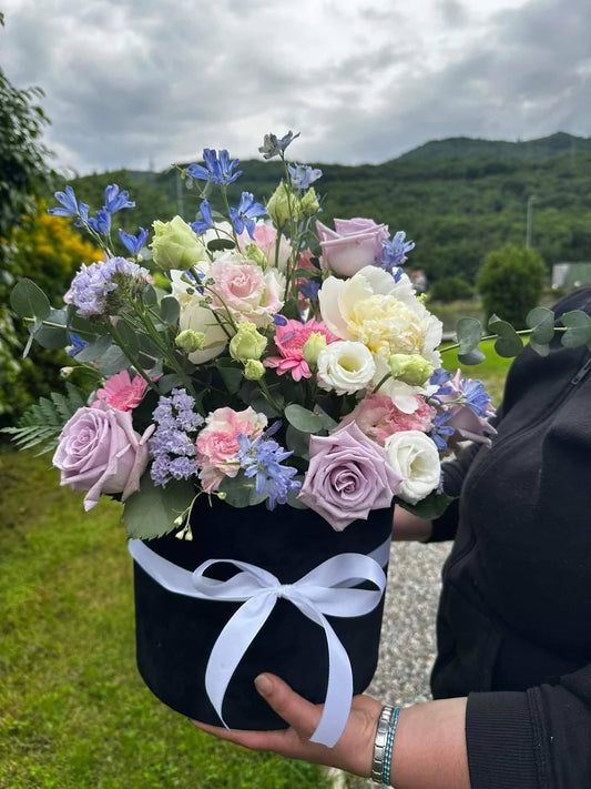 Fioriera con fiori freschi in scatola riutilizzabile, diametro 35 cm, personalizzabile nei colori e tipologia floreale.