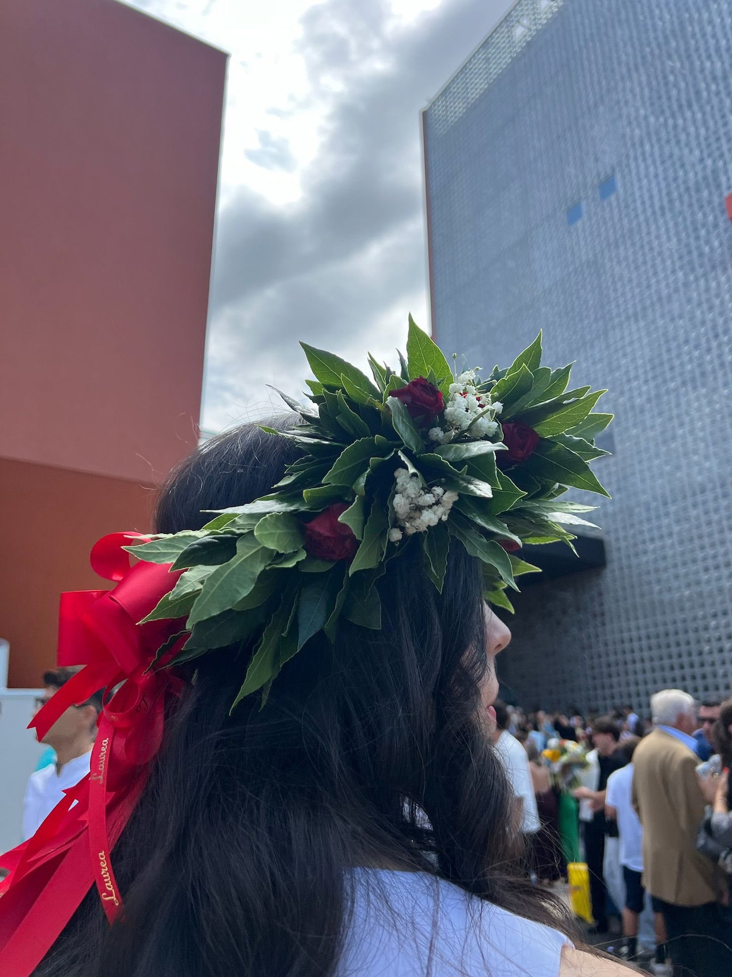 Coroncina di Laurea con Rose Rosse a Grappolo e Velo da Sposa