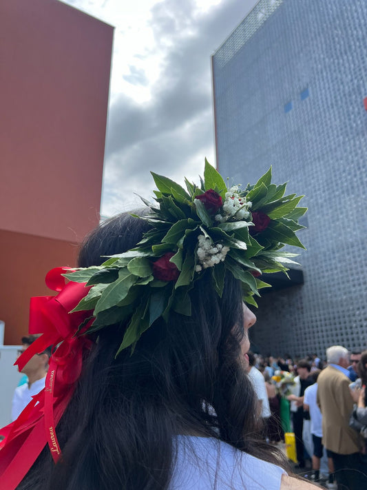 Coroncina di Laurea con Rose Rosse a Grappolo e Velo da Sposa