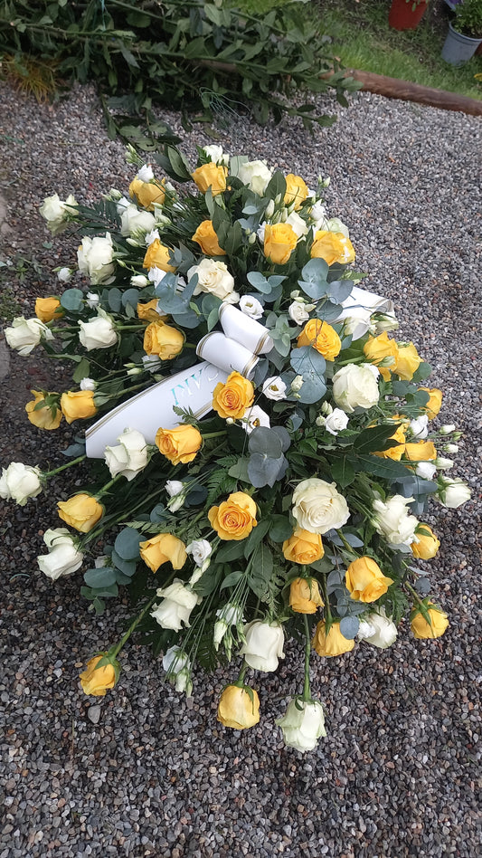 Composizione funebre a cuscino con rose e lisianthus freschi, con nastro personalizzato. Ideale per bara o come omaggio floreale importante.