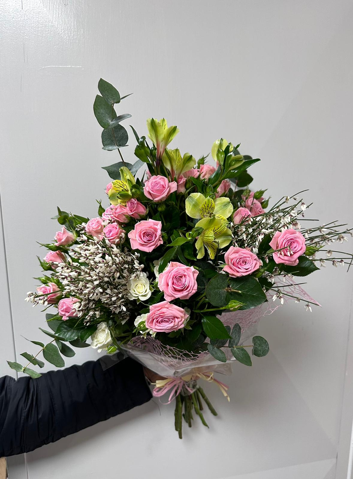 Bouquet di fiori di stagione chiari e delicati, stile movimentato con incarto minimalista ed elegante.