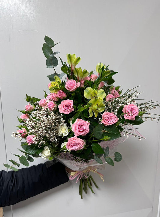 Bouquet di fiori di stagione chiari e delicati, stile movimentato con incarto minimalista ed elegante.