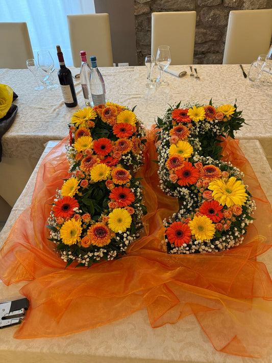 Numeri decorativi realizzati a mano con fiori freschi di stagione, colori personalizzabili, ideali per compleanni e anniversari.