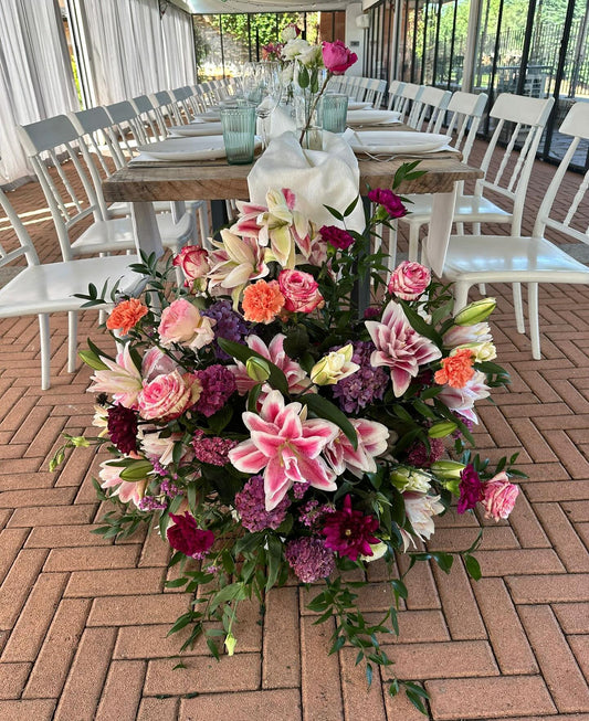 Composizione floreale imponente con fiori freschi di stagione, personalizzabile in colori e dimensioni. Altezza circa 100 cm, larghezza 90 cm. Ideale per chiese, sale ricevimenti, hotel ed eventi importanti