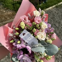 Bouquet di fiori freschi misti di stagione, confezionato con incarto scenografico idrorepellente. Ogni composizione è unica e personalizzabile nei colori e tipologie di fiori.