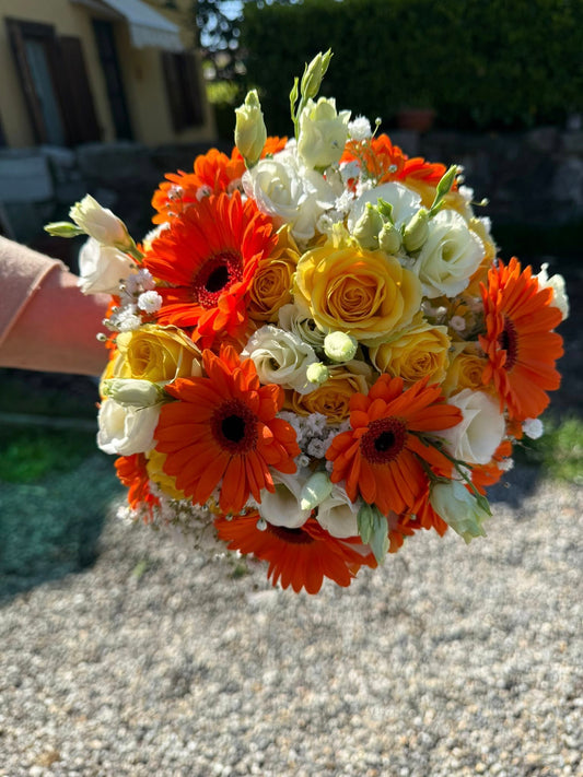 Bouquet compatto con fiori freschi arancio, gialli e bianchi, stile elegante senza incarto con fiocco raffinato.