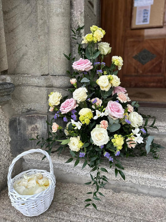Composizione floreale verticale con fiori freschi di alta qualità, completamente personalizzabile nei colori. Ideale per matrimoni, eventi e decorazioni scenografiche. Prezzo a partire da €80