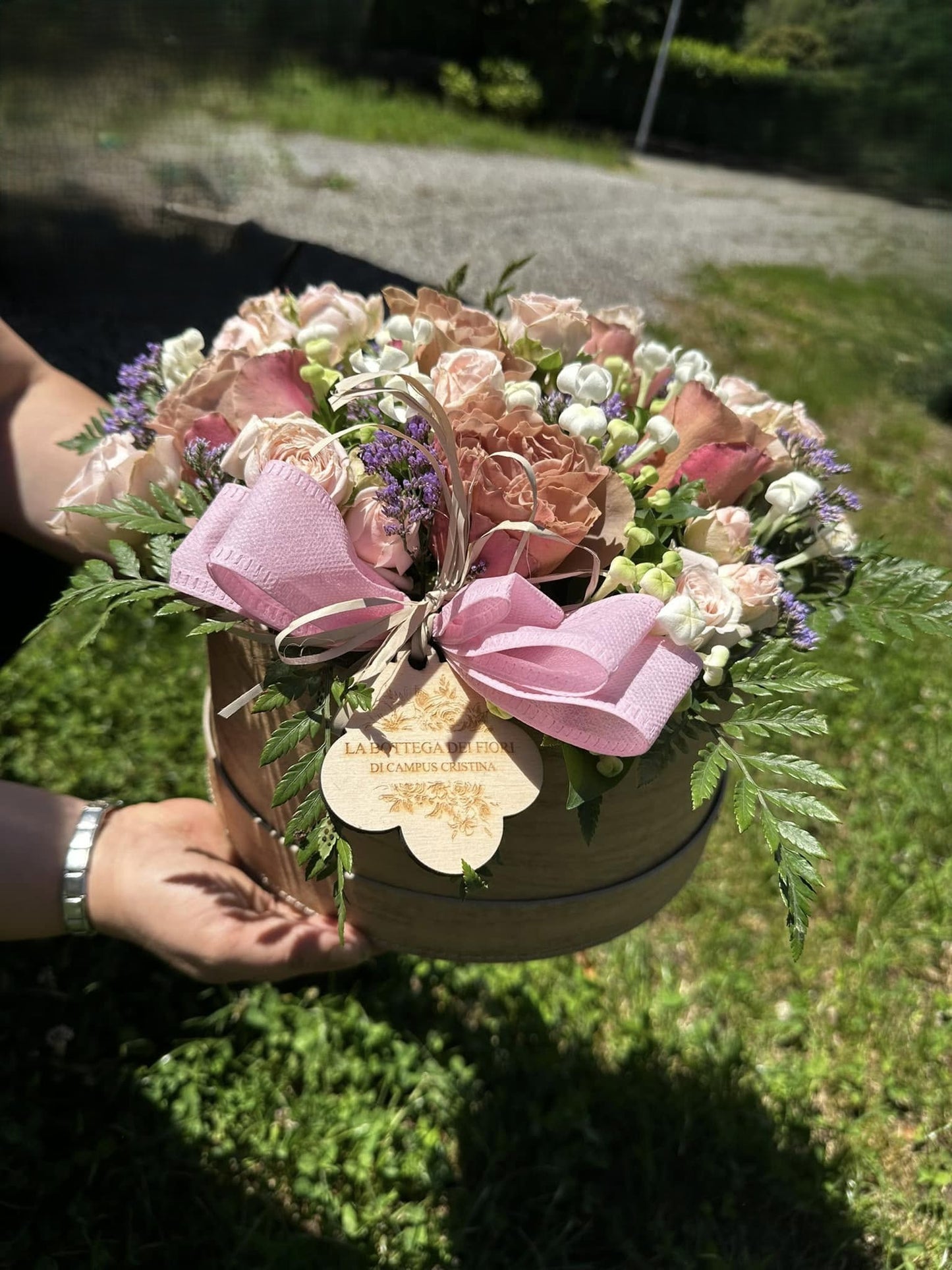Dettaglio composizione floreale scatola legno fiori misti colorati
