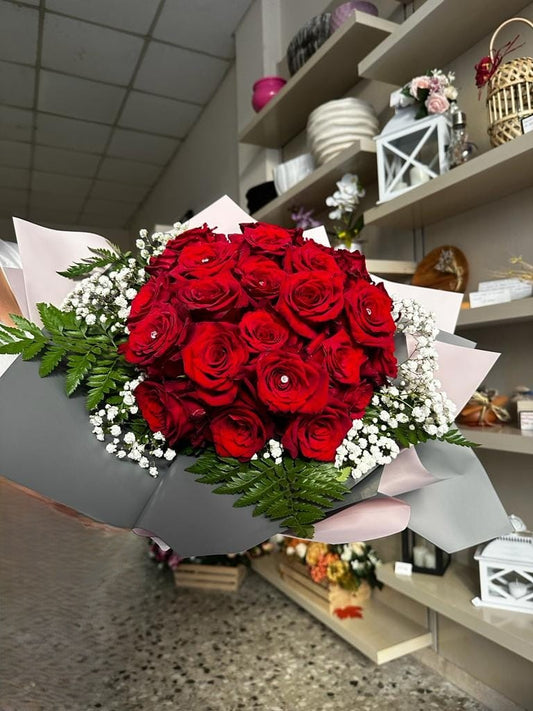 Bouquet di rose rosse fresche impreziosito da diamanti scintillanti. Perfetto per proposte di matrimonio, anniversari o occasioni speciali, unendo eleganza naturale e lusso esclusivo.