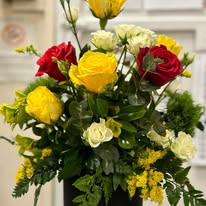 Fioriera in scatola elegante con spugna idratante, personalizzabile con fiori e colori. Ideale per lauree, compleanni e occasioni speciali.