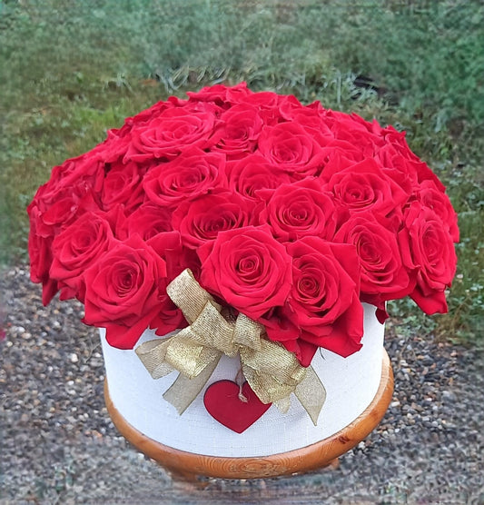 Fioriera elegante con rose fresche, disponibile in vari colori e quantità personalizzabili. Scatola coordinata e spugna idratante per lunga durata.