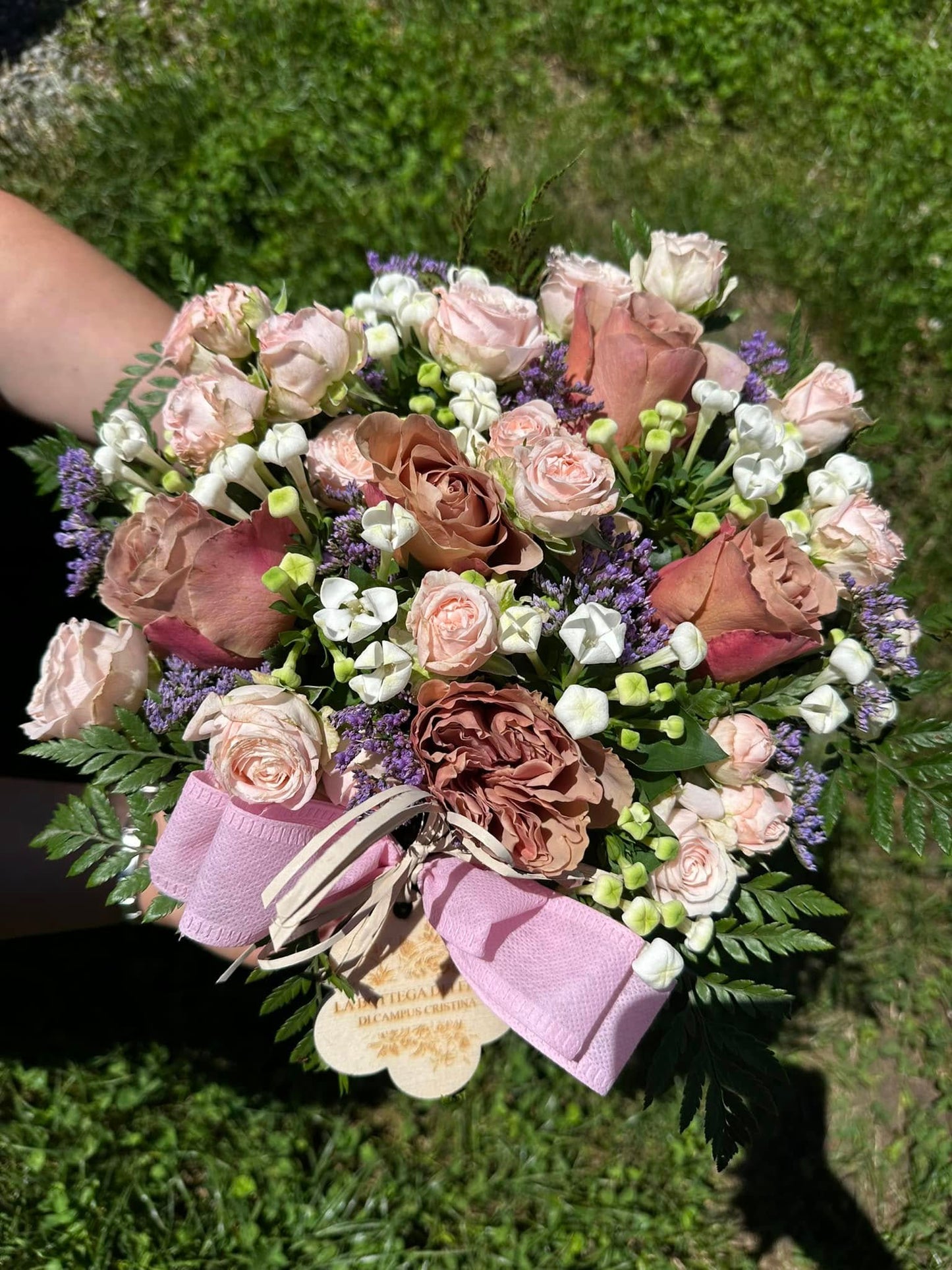 Scatola fiorita in simil legno con fiori freschi misti La Bottega dei fiori
