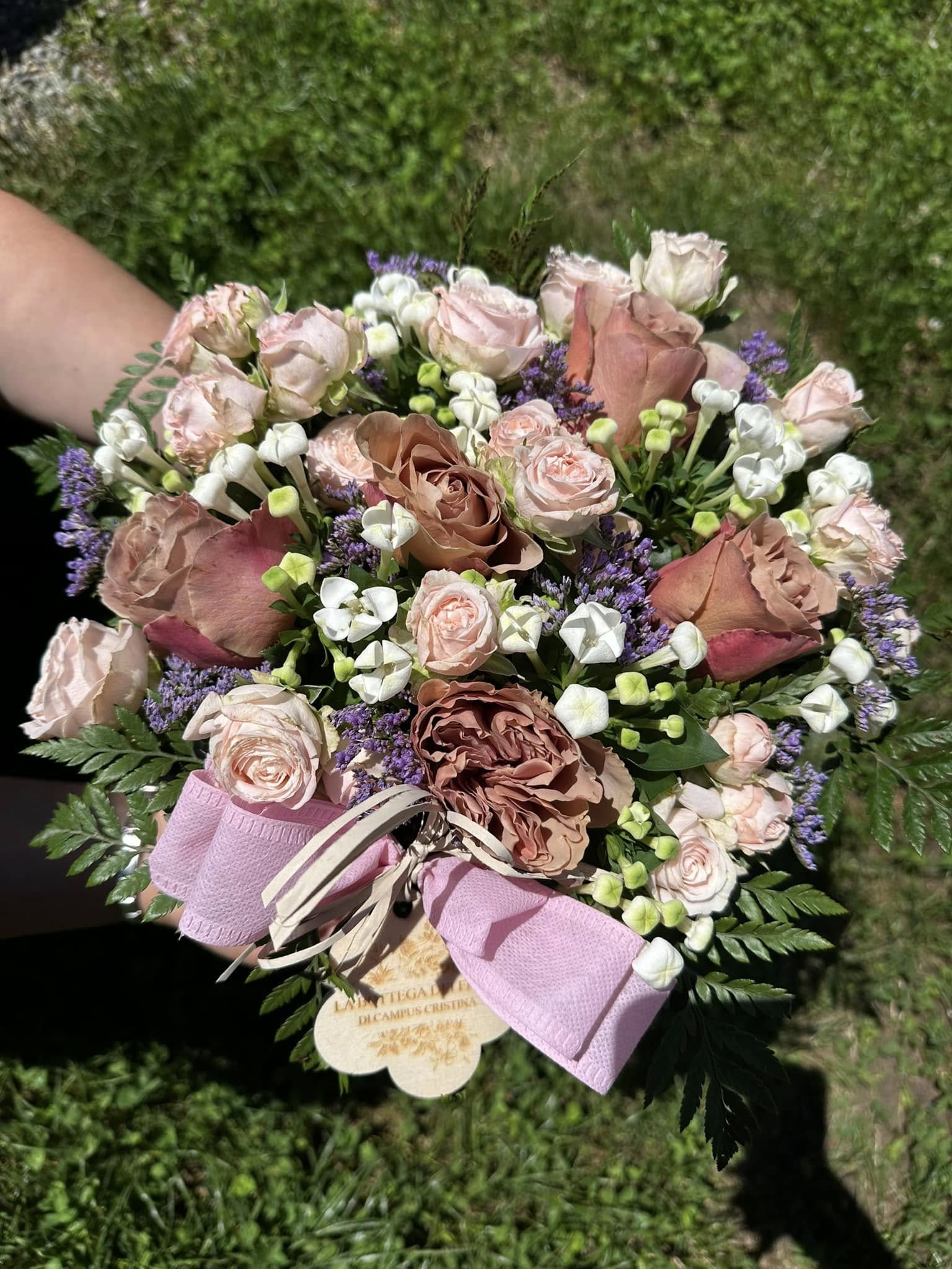 Scatola fiorita in simil legno con fiori freschi misti La Bottega dei fiori
