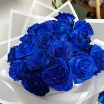 Bouquet di rose blu fresche, simbolo di mistero e sogni che si avverano. Personalizzabile nella quantità di rose. Confezionato con incarto scenografico, ideale per regali unici o occasioni speciali.