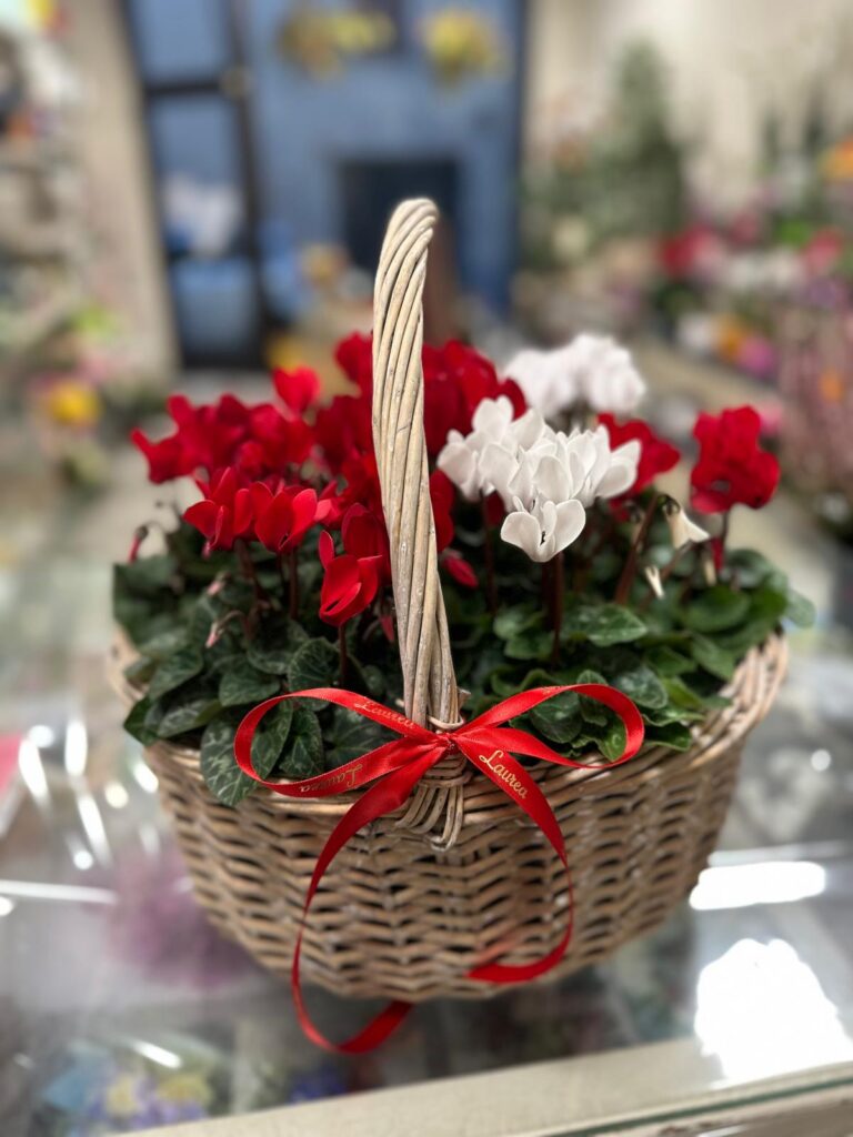 Allestimento con fiori freschi per cerimonia religiosa a Pogno